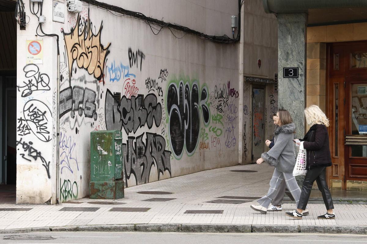 Los vecinos de Gijón piden multas "ejemplares" y concienciación para combatir las pintadas callejeras (en imágenes)
