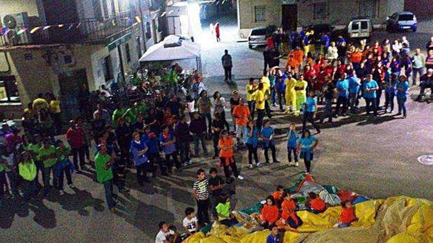 Las peñas llegan a la Plaza Mayor tras el Vía Crucis.