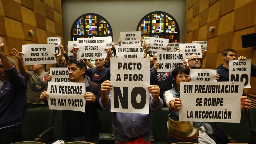 Pleno en el Ayuntamiento de Zaragoza con protesta de los sindicatos