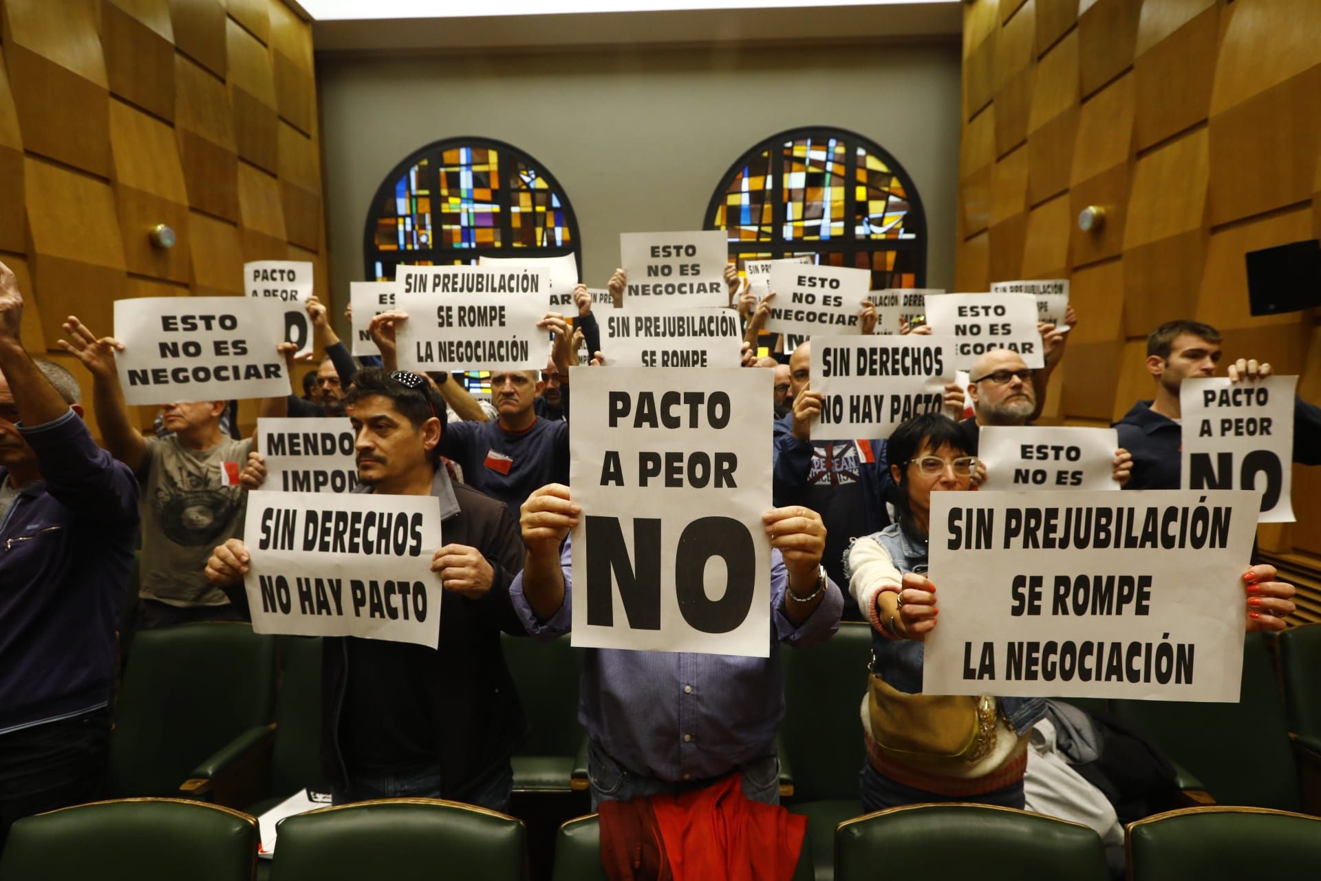 Pleno en el Ayuntamiento de Zaragoza con protesta de los sindicatos