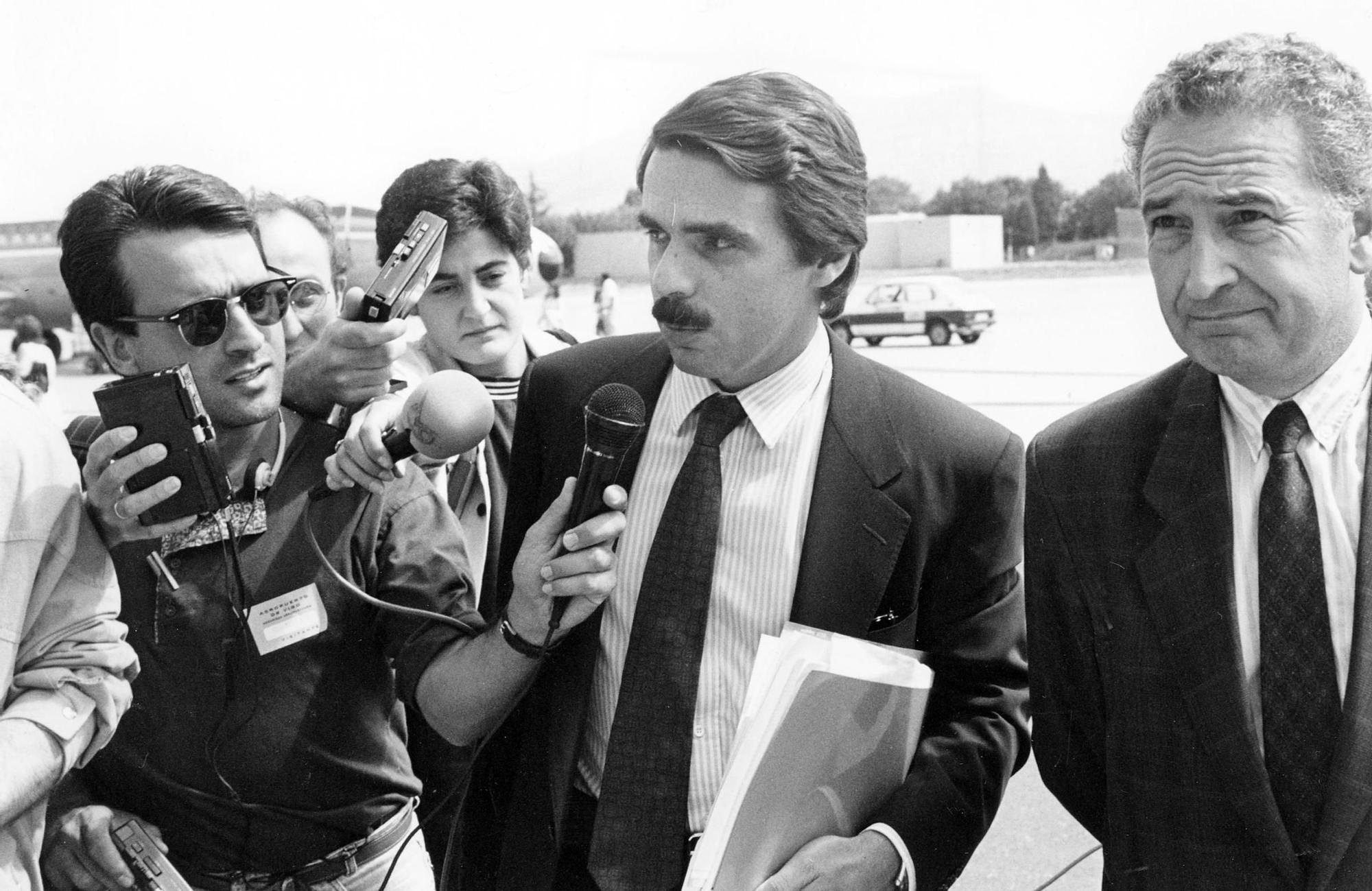 José María Aznar a su llegada a Peinador en 1989 Magar.jpg