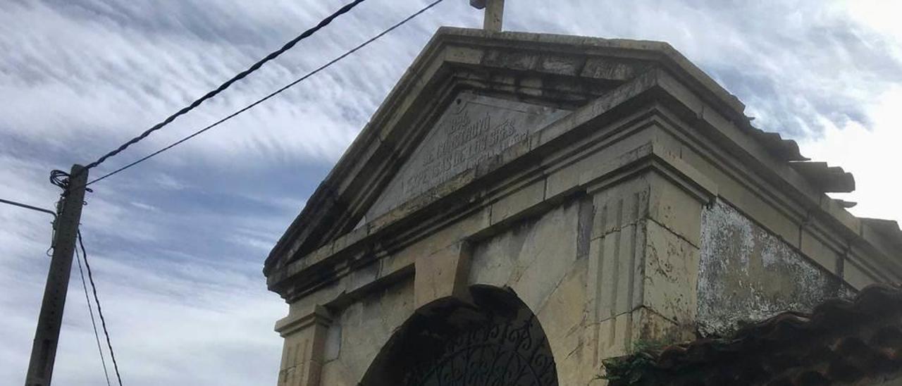 Estado actual de la fachada del cementerio de Trasona.