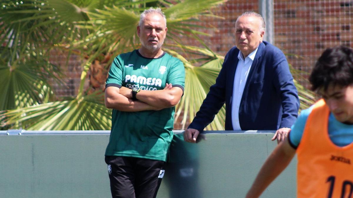 Miguel Álvarez, durante un entrenamiento del Villarreal B esta semana junto al presidente Fernando Roig.