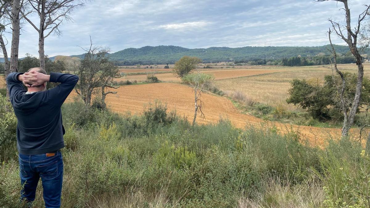 L'alcalde davant els terrenys on es vol construir el parc.