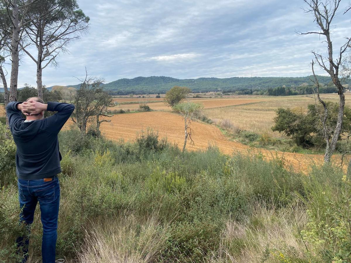 L'alcalde davant els terrenys on es vol construir el parc.