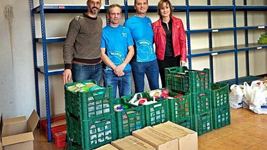 Donación de la Peña Ciclista Monte Xalo a la despensa municipal de Cambre, el pasado octubre.