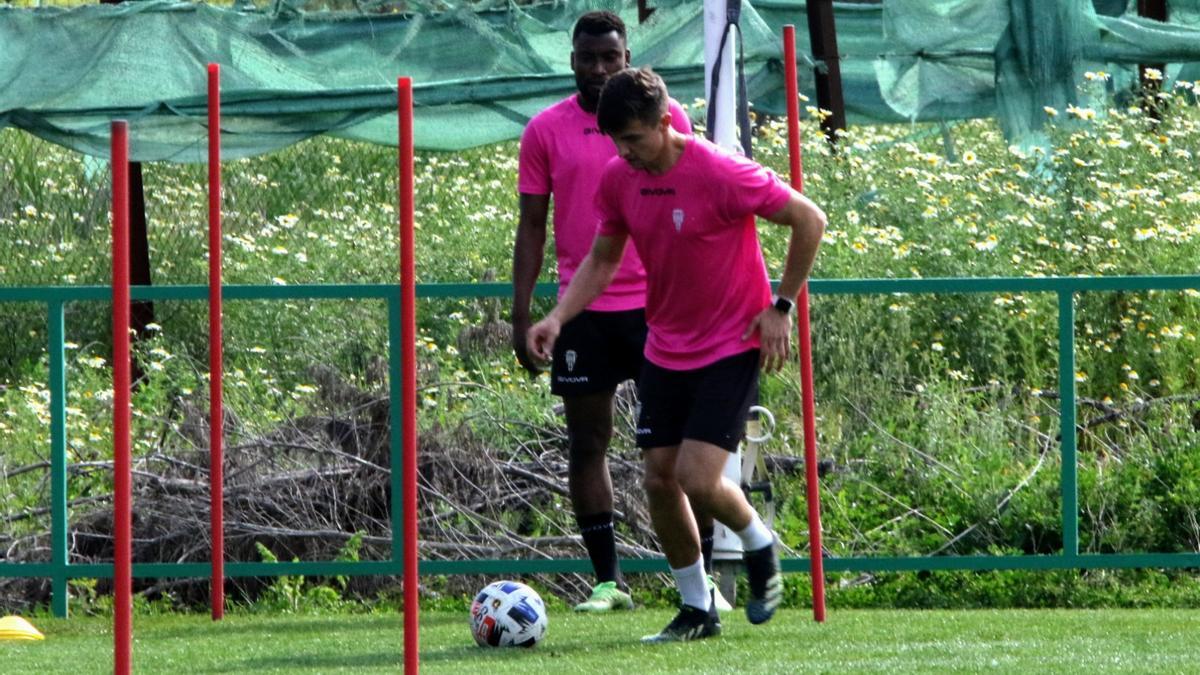 Alberto del Moral, en primer plano, y Traoré, durante el entreno del Córdoba CF, este miércoles, en la Ciudad Deportiva.