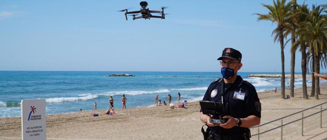 Un policía de La Vila vigila con un dron.