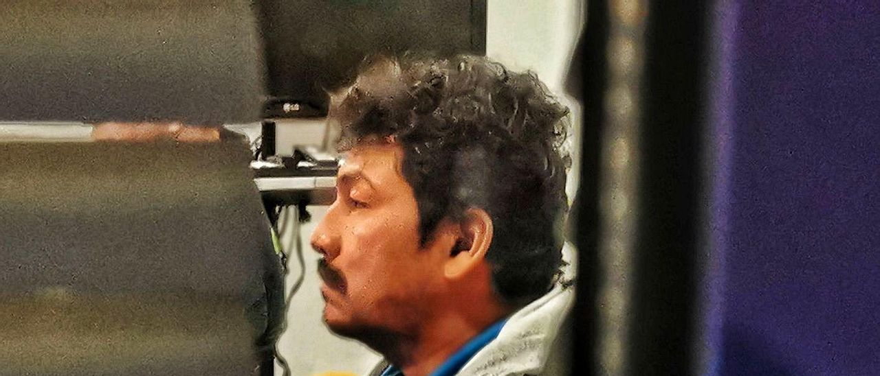 Uno de los tripulantes ecuatorianos detenidos el primer día espera en el juzgado de Cangas . | // S. ÁLVAREZ Uno de los tripulantes ecuatorianos detenidos el primer día espera en el juzgado de Cangas . | // S. ÁLVAREZ