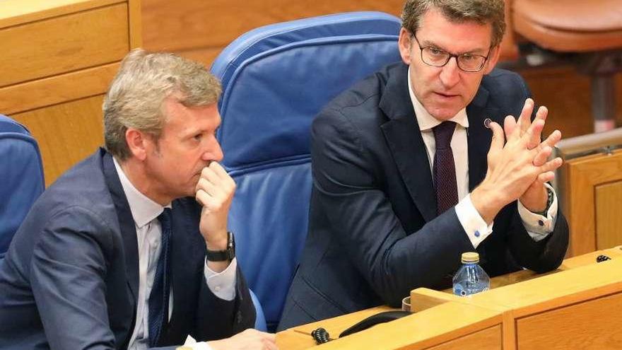 Alberto Núñez Feijóo y Alfonso Rueda, ayer, en el Parlamento gallego.