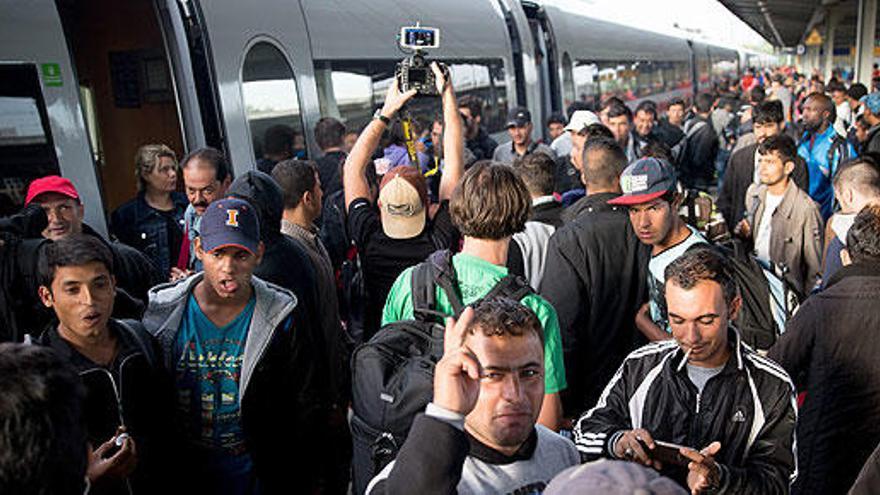 Un grupo de refugiados llega a Berlín en tren este domingo.
