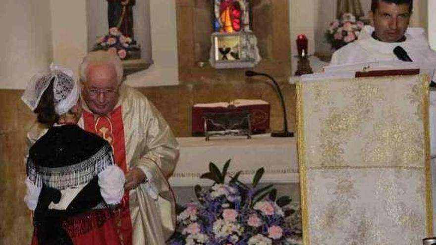 Agustín Hevia Ballina, a la izquierda, recibiendo el homenaje.