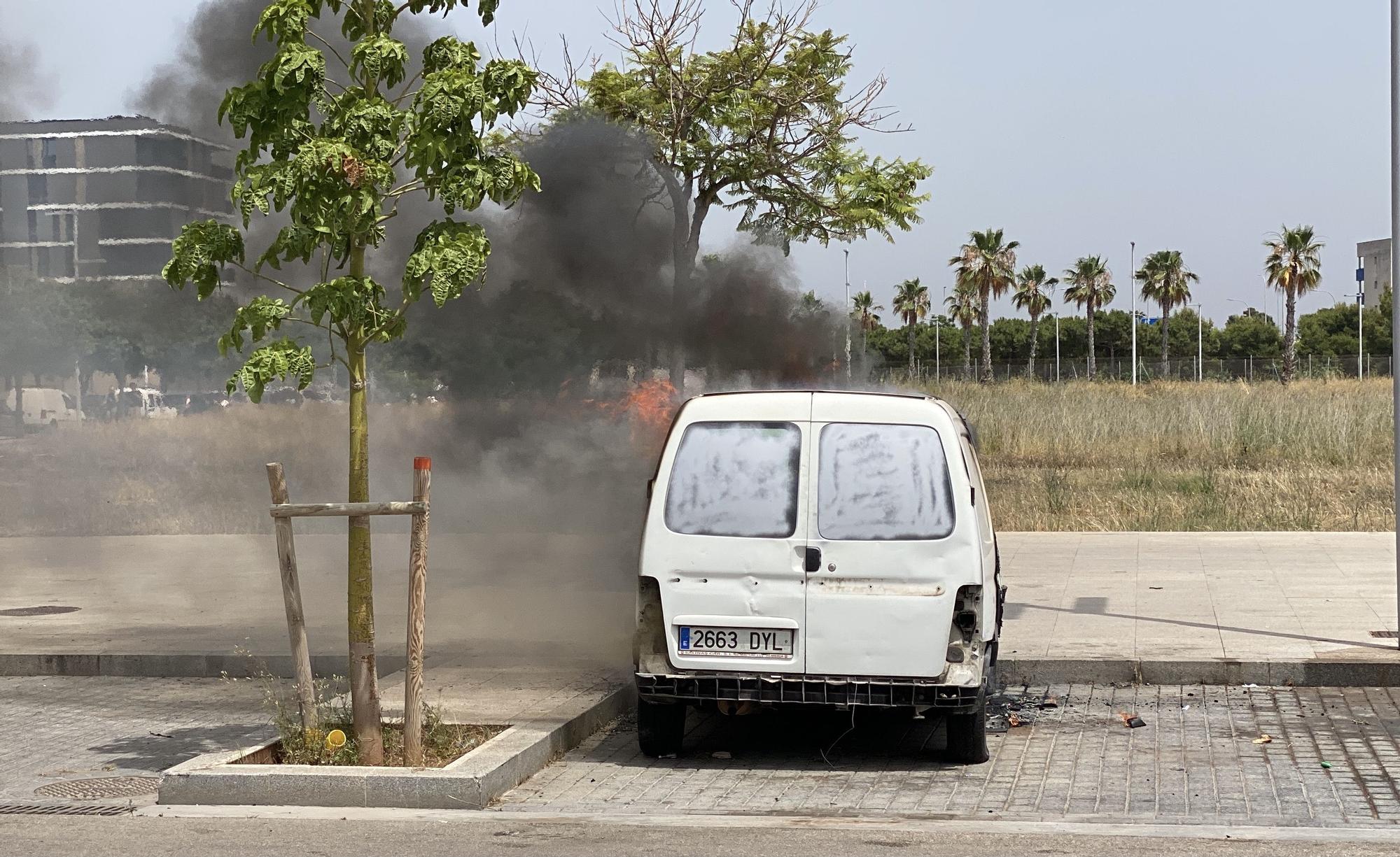 Las fotos del aparatoso incendio intencionado de un coche en Nou Llevant, en Palma