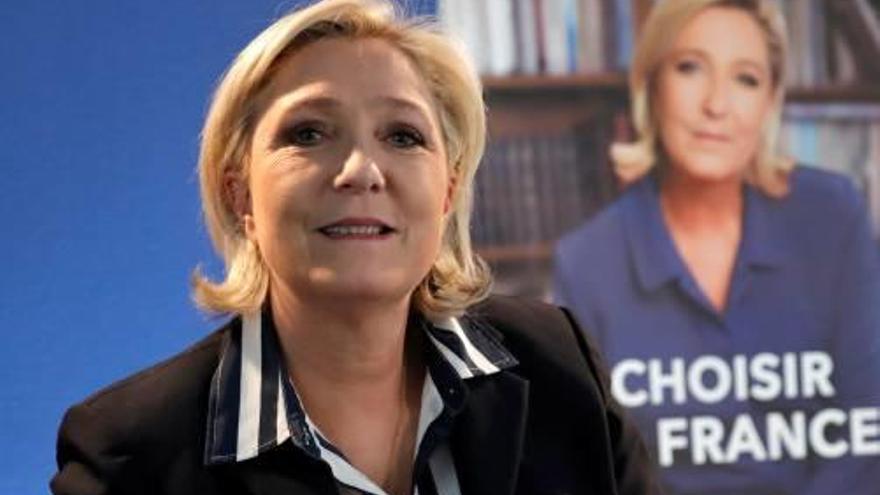 Le Pen va fer un gest còmplice als votants de Fillon.