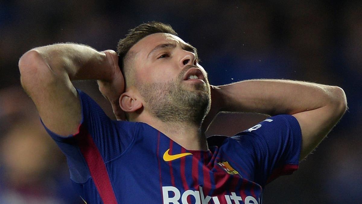 Jordi Alba se lamenta de un error en Anoeta.