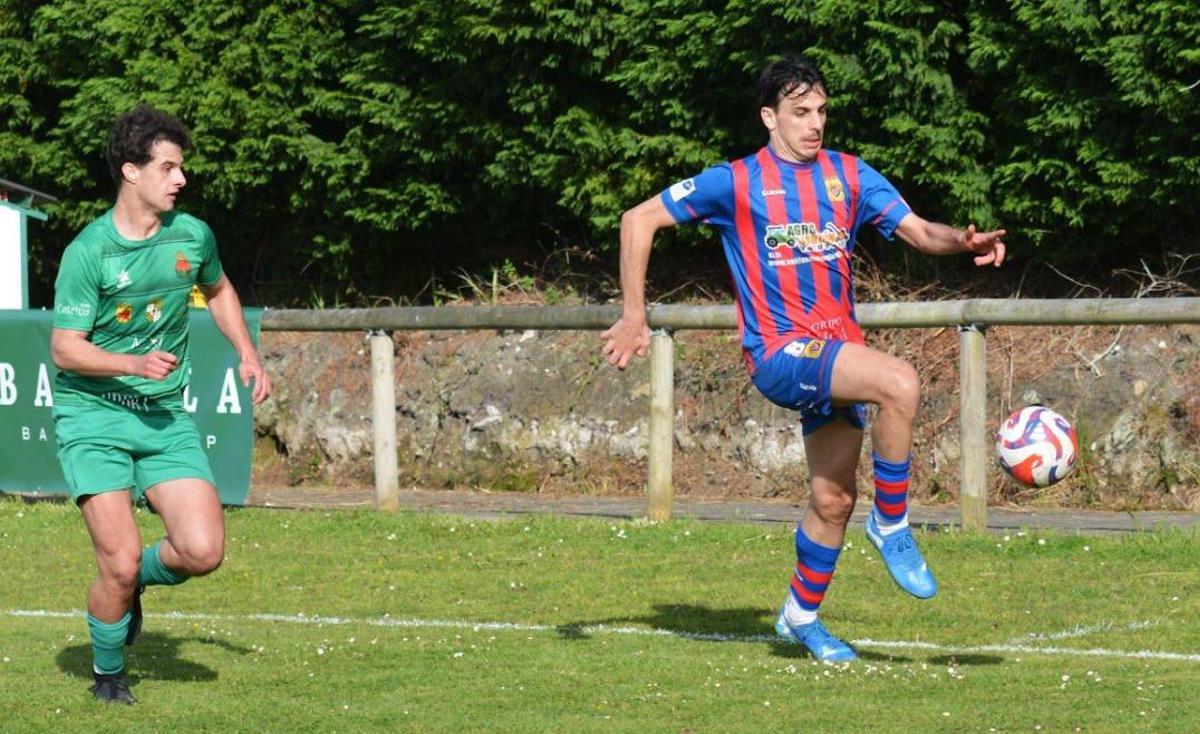 Manuel Díaz en su etapa en Valdesoto en un partido ante el Barcia.