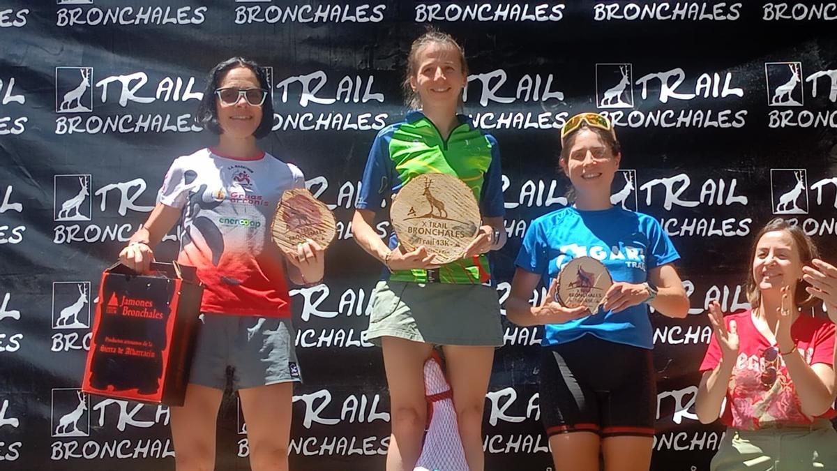 Laurene Lafforgue en el podio de la Maratón de Montaña de Bronchales