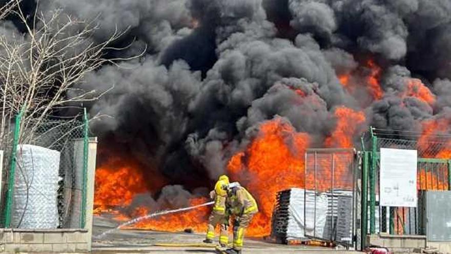 Espectacular incendi al pati d&#039;una empresa del polígon de les Preses