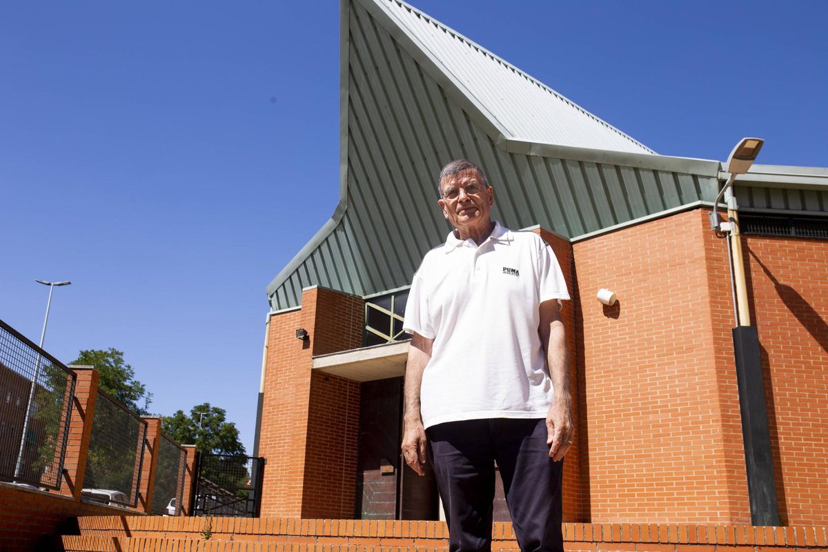 El sacerdote, en la puerta del Centro Pastoral Jesús Obrero.