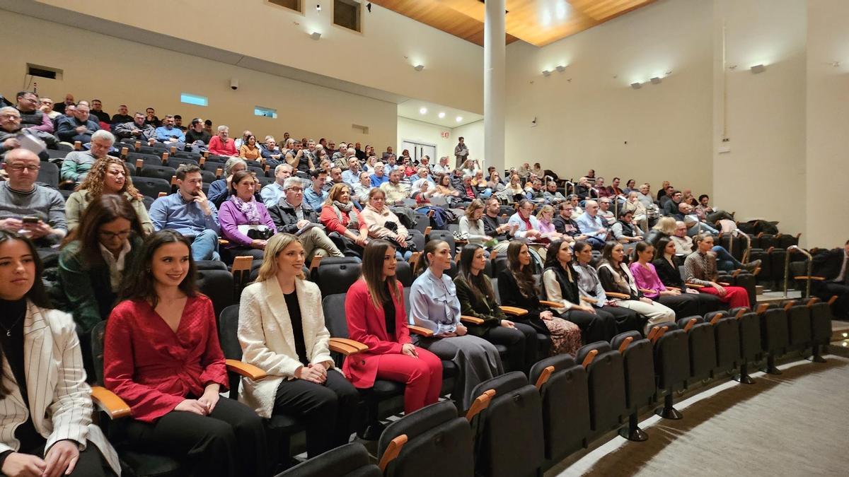 La fallera mayor y la corte presidieron como espectadoras la asamblea