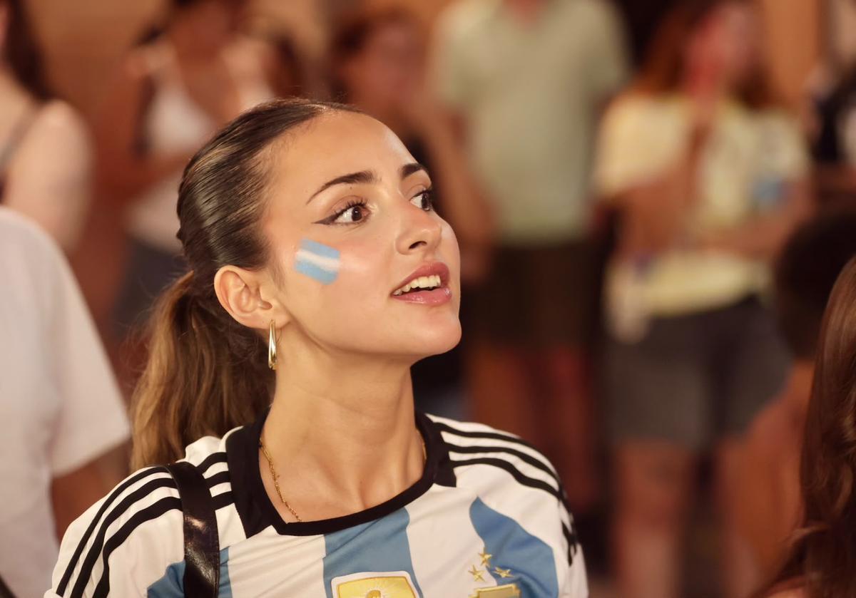 El centro de Alicante, lleno de hinchas argentinos para ver la semifinal del Mundial frente a Inglaterra