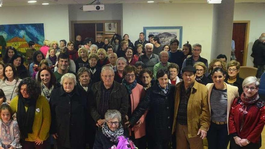 Rosa Santomé con familia, amigos y representantes municipales.// G.N.