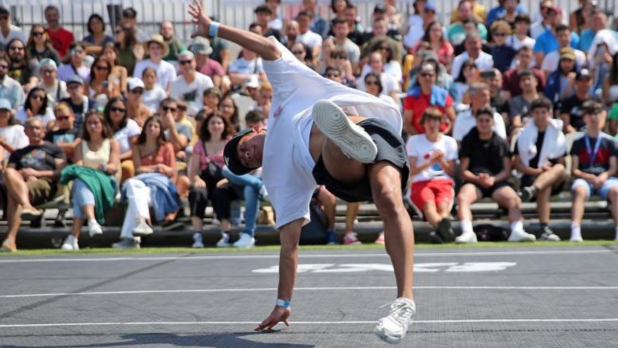 Actuación de break dance en Vialia durante O Marisquiña.