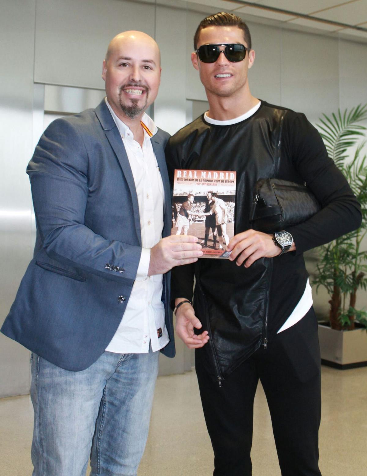 Ariza posa con Cristiano Ronaldo mientras sujetan uno de sus libros. | LA OPINIÓN