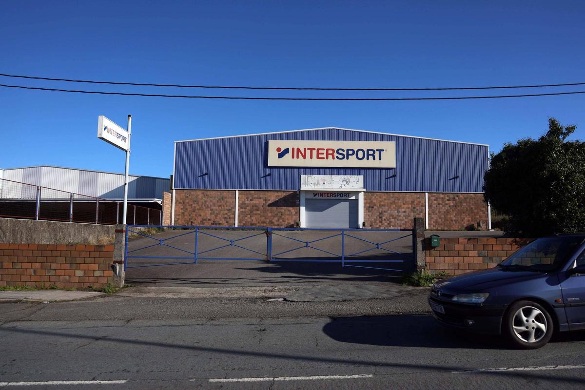 Almacén de Intersport en Rubiáns.