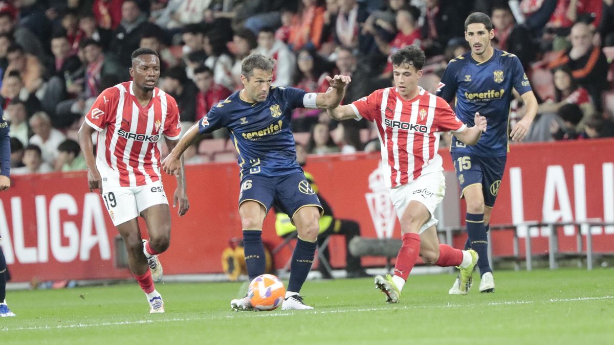 Aitor Sanz, en un momento del encuentro frente al Real Sporting.