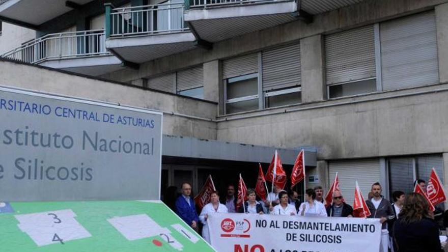 Protesta de trabajadores del Instituto Nacional de Silicosis.