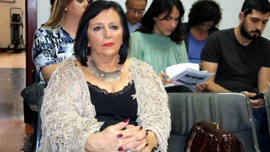 Pilar Abel escolta la sessió a la sala de vistes del jutjat de Madrid.