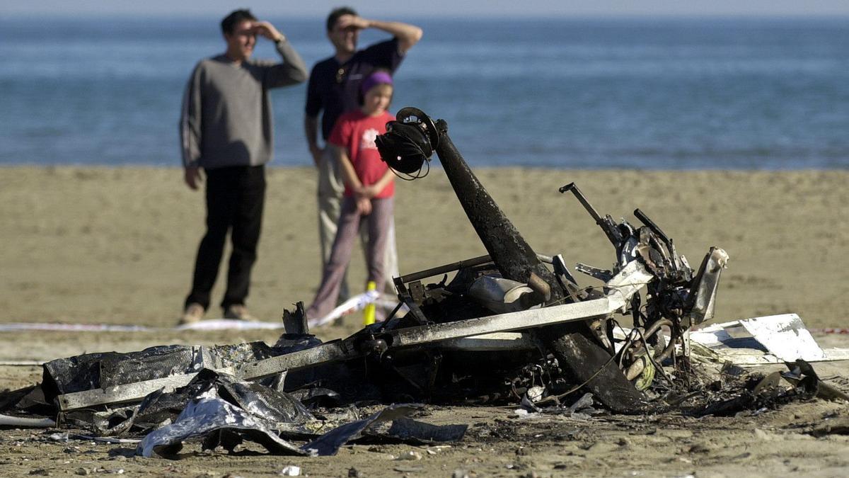 Varias personas observan los trozos de un ultraligero estrellado en la playa del Serradal de Castelló en imagen de archivo.