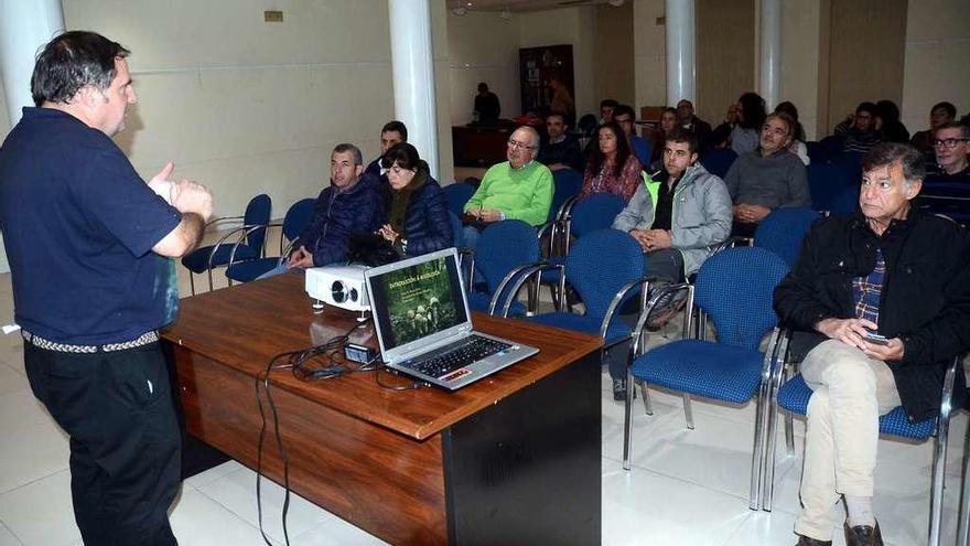 Conferencia de Jaime Blanco Dios, ayer, en el Casino Mercantil. // Rafa Vázquez