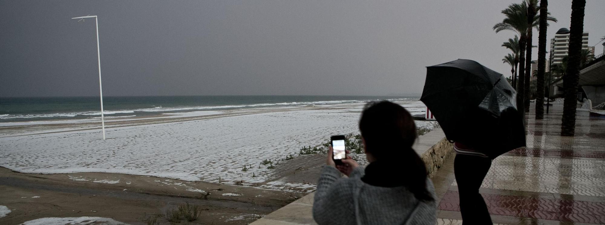 El día en que la "nieve" tiñó de blanco las playas de la provincia de Alicante