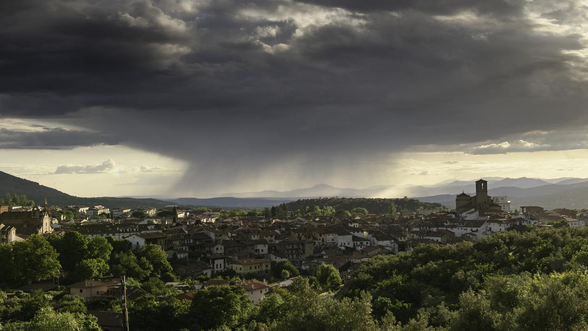 Fotogalería | Cortinas de precipitación con golondrinas en Hervás