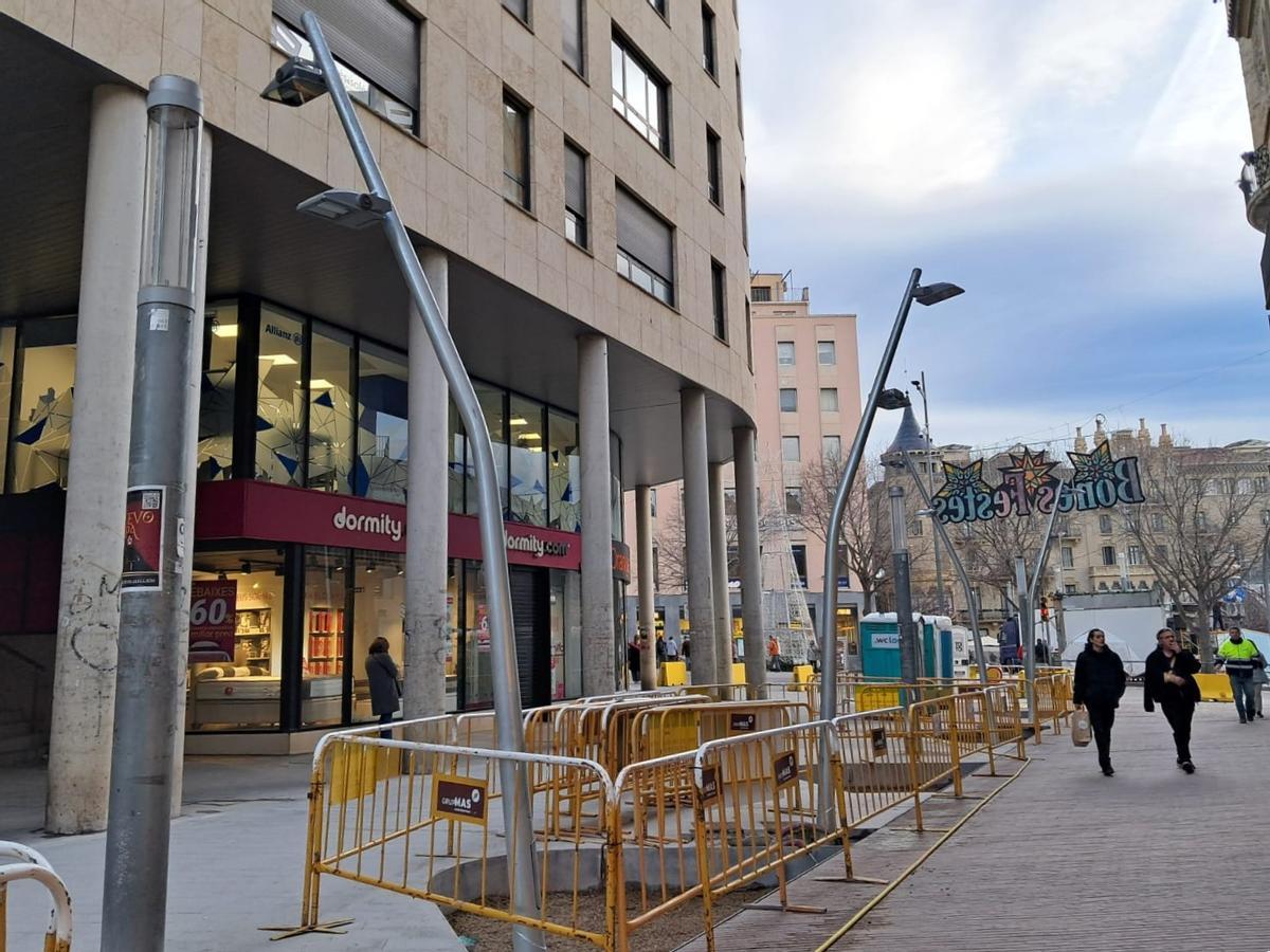 Al tram final del carrer d’Àngel Guimerà tocant la  Muralla ja hi ha les jardineres a punt i els nous fanals, que encara conviuen amb els vells