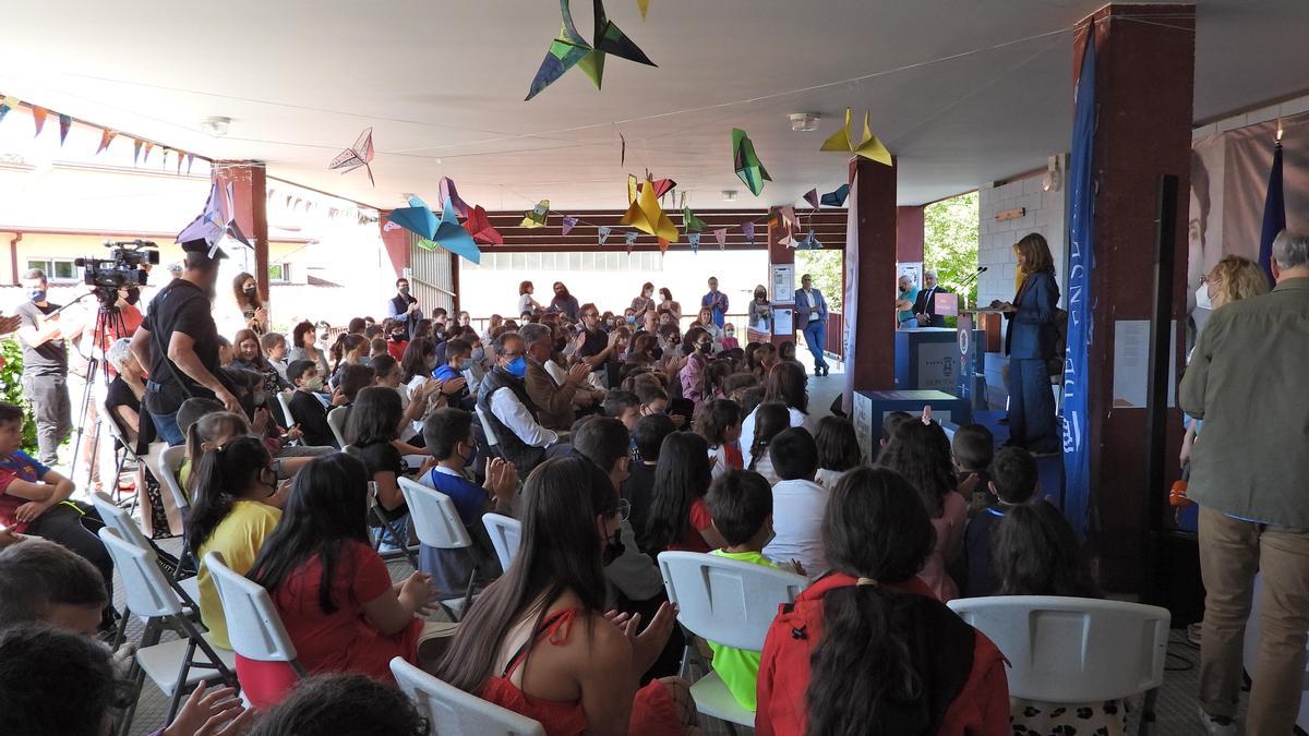 Alumnado y profesorado del CEIP Virxe da Saleta durante la entrega de los Premios Dora y Pura Vázquez.