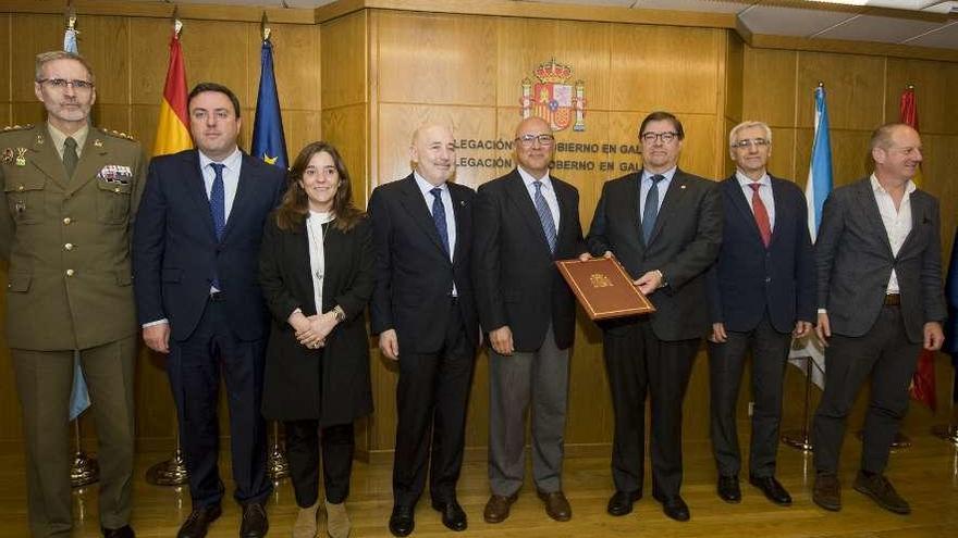 Julio Abalde y Ángel Olivares, en el centro, durante el acto de cesión de la fábrica.