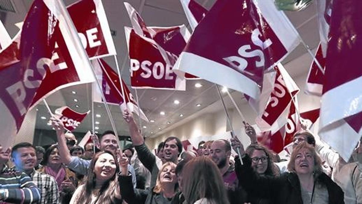 Militantes del PSOE  celebrando la victoria, ayer en la sede de Ferraz.