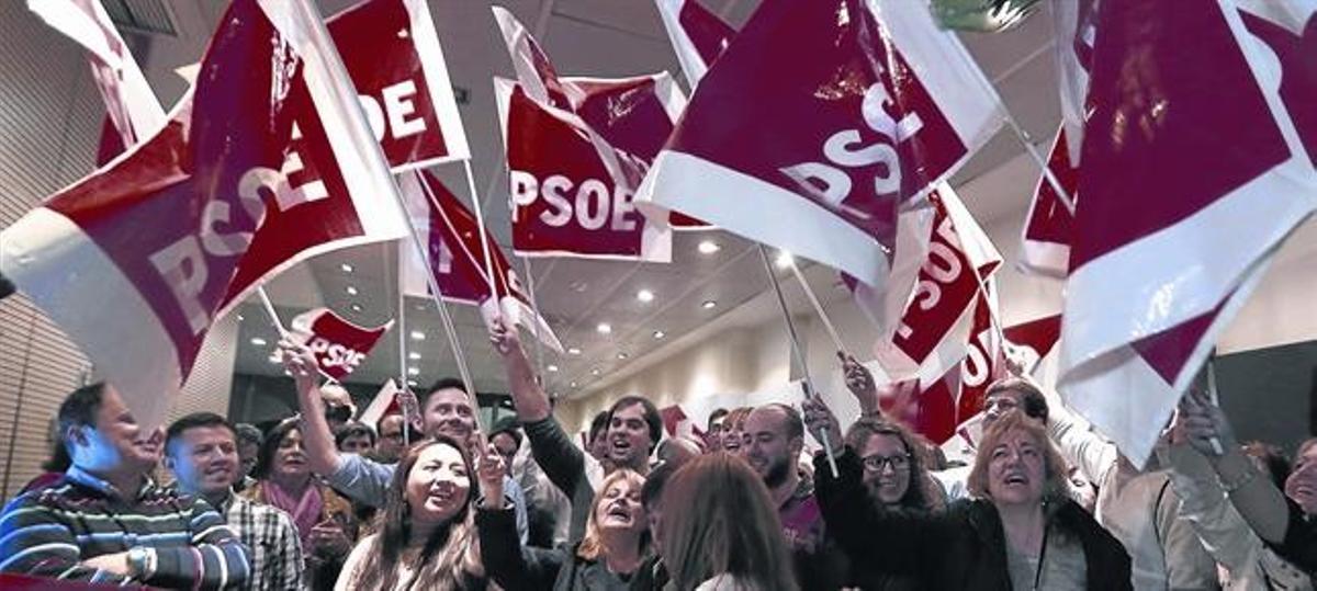 Militantes del PSOE  celebrando la victoria, ayer en la sede de Ferraz.