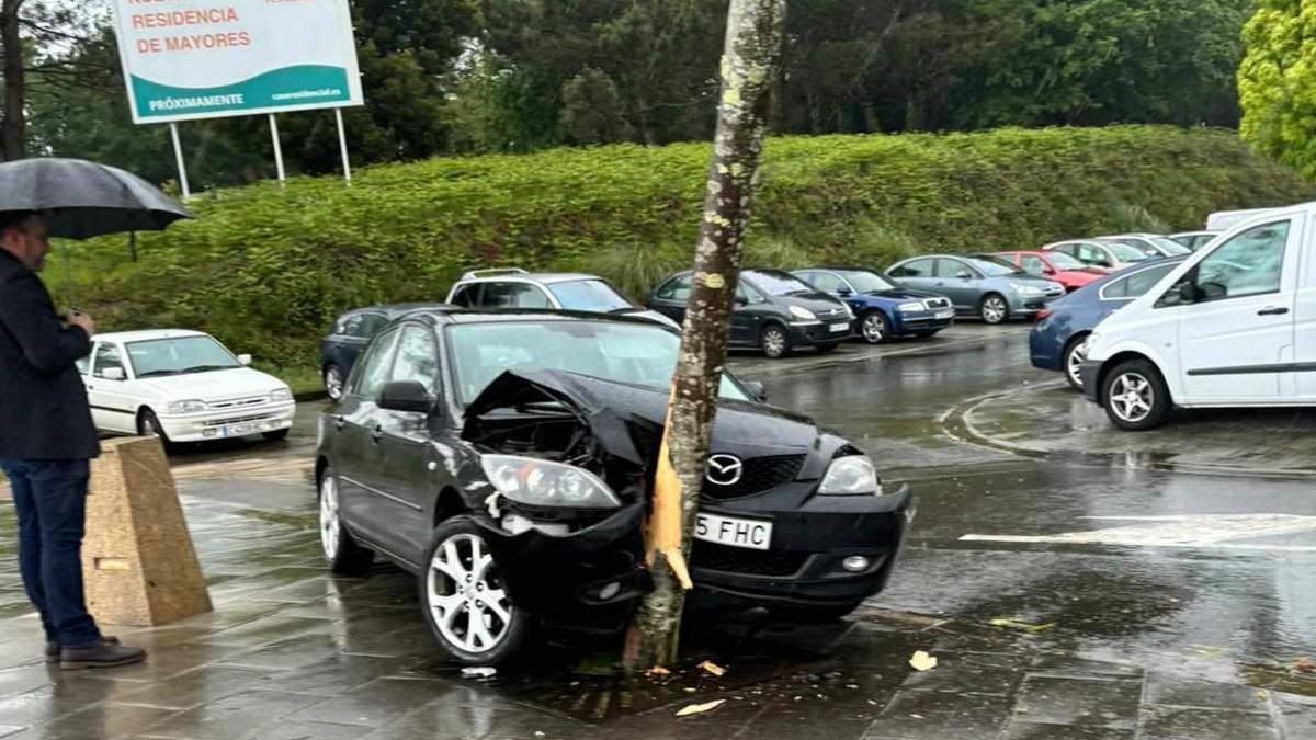 El turismo que impactó esta mañana contra un árbol en el área de autocaravanas de Milladoiro, Ames