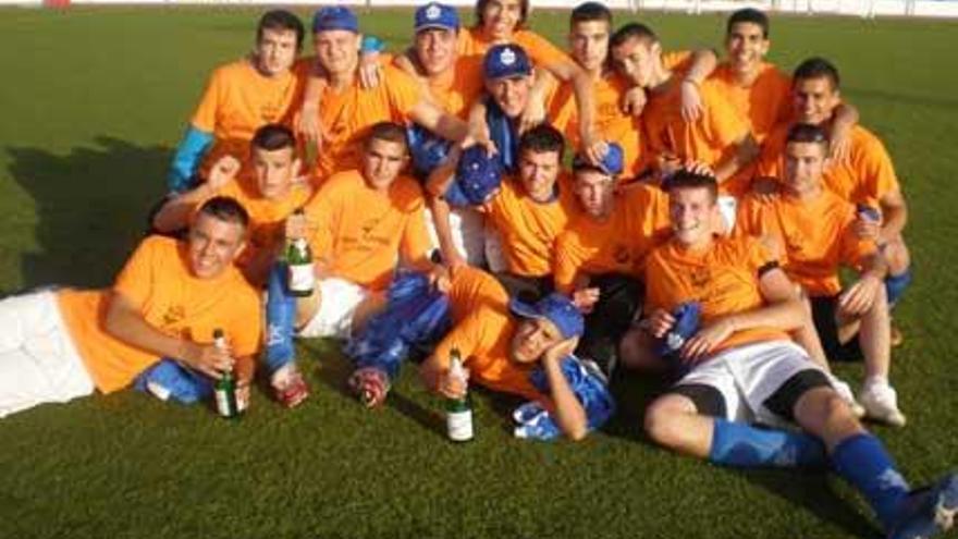 Los jugadores del equipo juvenil del Monforte que han logrado el ascenso a Segunda Regional