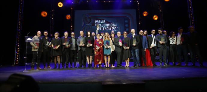 Foto de familia de los galardonados en los I Premios del Audiovisual Valenciano, en la ceremonia celebrada ayer en el Teatro Principal de Alicante.