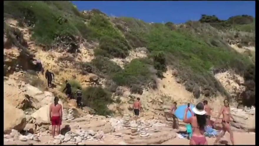 Unos inmigrantes desembarcan a la carrera en una playa de Tarifa llena de bañistas