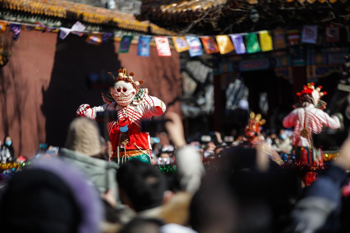 Monjes budistas bailan la Danza del Diablo en Pekín