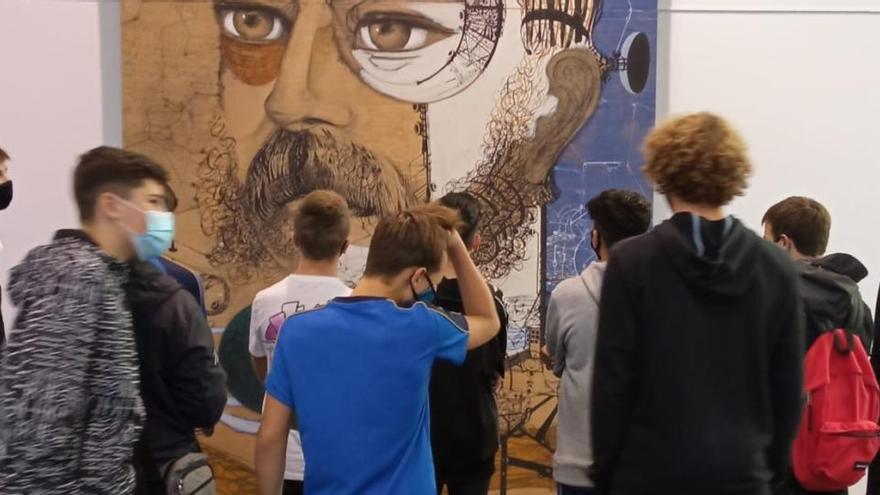 Alumnes de La Salle de Figueres visitant l&#039;exposició «Immersió».