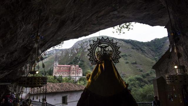 La Santina, en la cueva, con la basílica al fondo. | Irma Collín