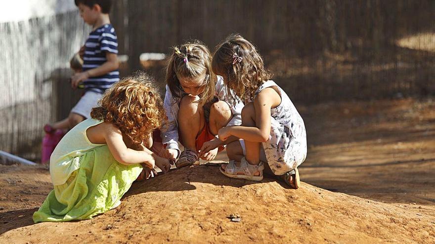 Alumnas de Infantil de un centro de la Comunitat Valenciana juegan en el patio del colegio.