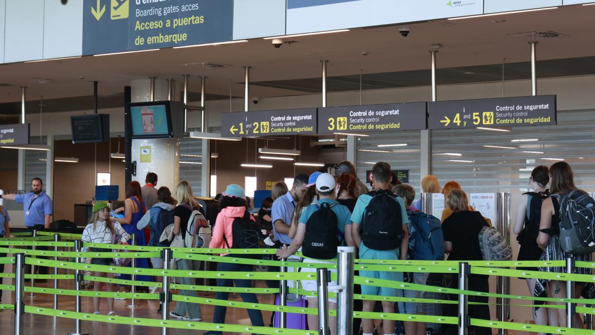Pasajeros en el control de seguridad del aeropuerto de Valencia este verano.